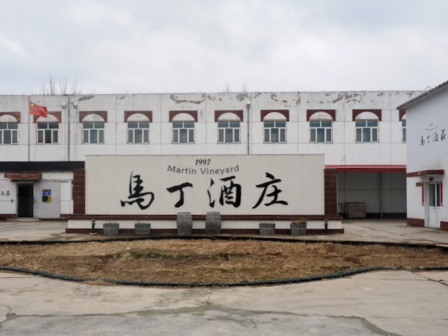 正面の建物は醸造所で現在改修中のため見学不可